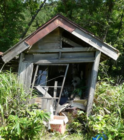 崩壊しかかった小屋