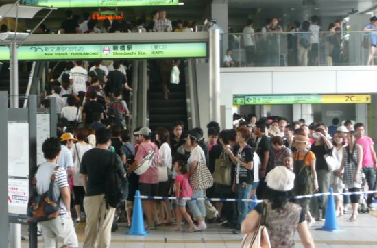 混雑する新橋駅