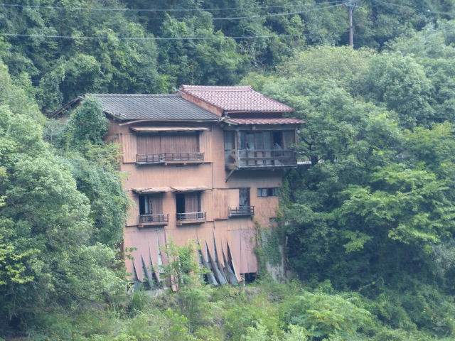 対岸の廃墟