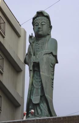 ビルの上の仏像